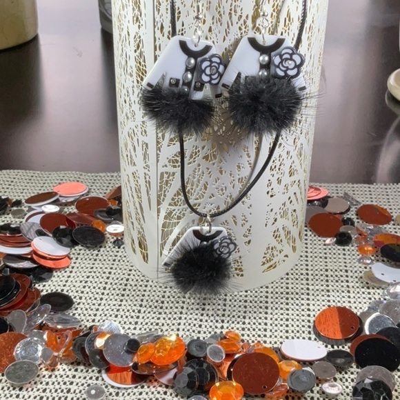 BLACK AND WHITE SET OF CAMILLA FLOWER WITH FAUX FUR EARRINGS AND NECKLACE - Picture 1 of 3